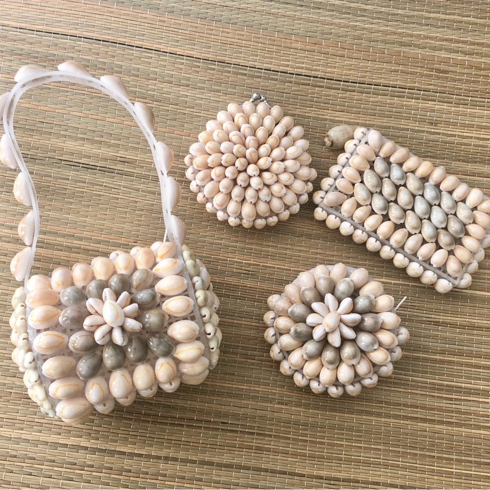 ✨ RARE✨ TRENDING Shell Bags and Coin Purses